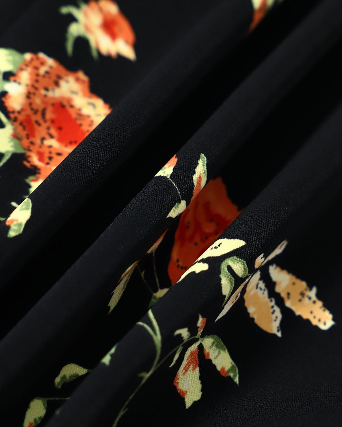 Robe longue noire fleurie à col V et manches courtes