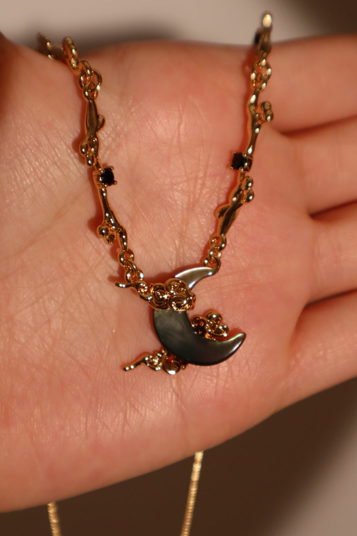 Collier lune en nacre noire, plaqué or 18 carats