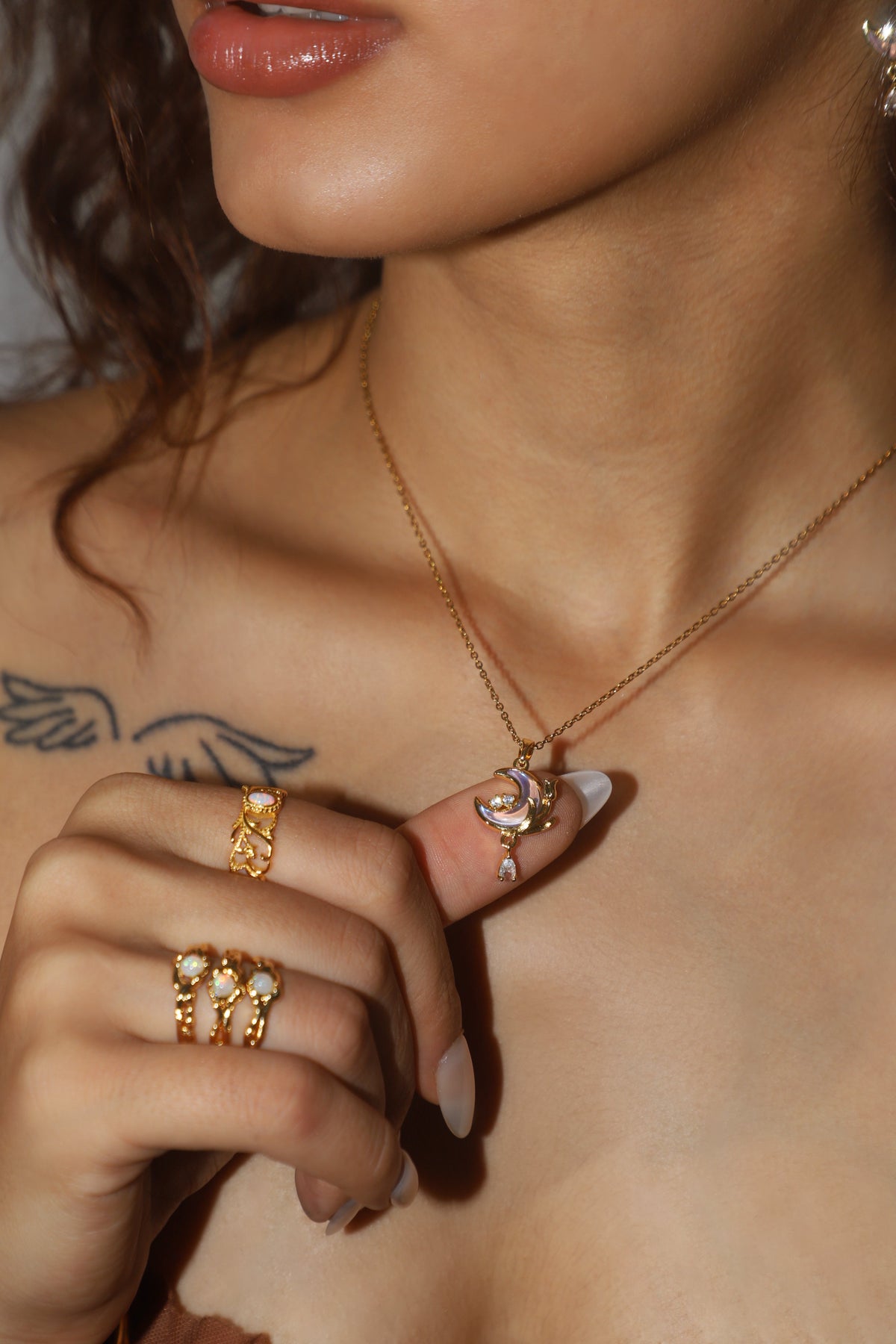 Collier lune et rose mauve, plaqué or 18 carats