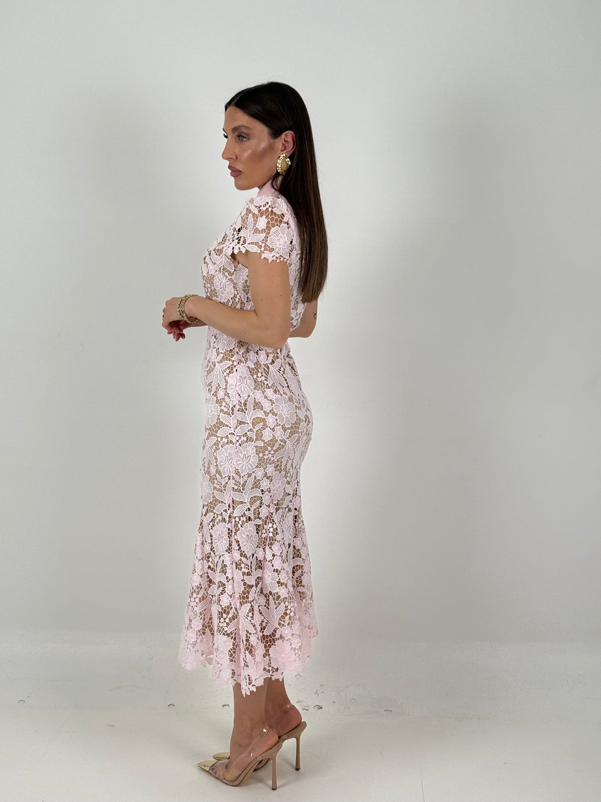 Ale | Robe mi-longue en dentelle à col chemise et ceinture – Collection Chic