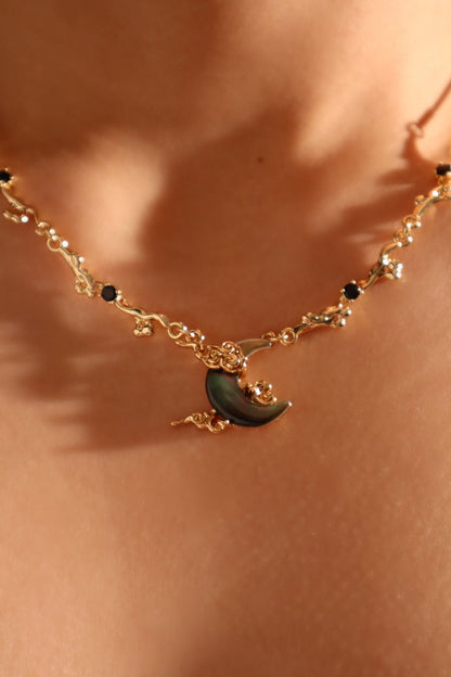 Collier lune en nacre noire, plaqué or 18 carats