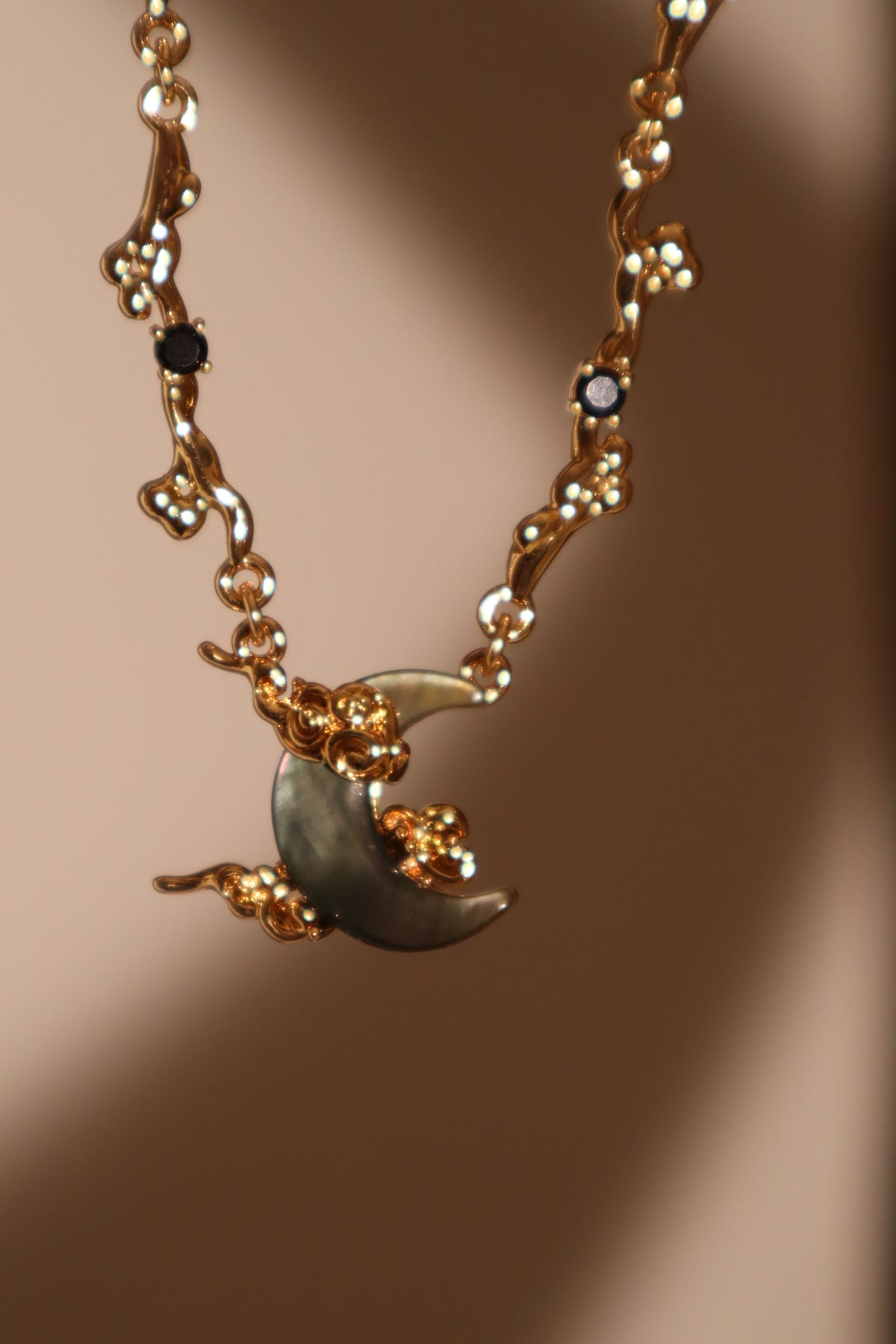 Collier lune en nacre noire, plaqué or 18 carats