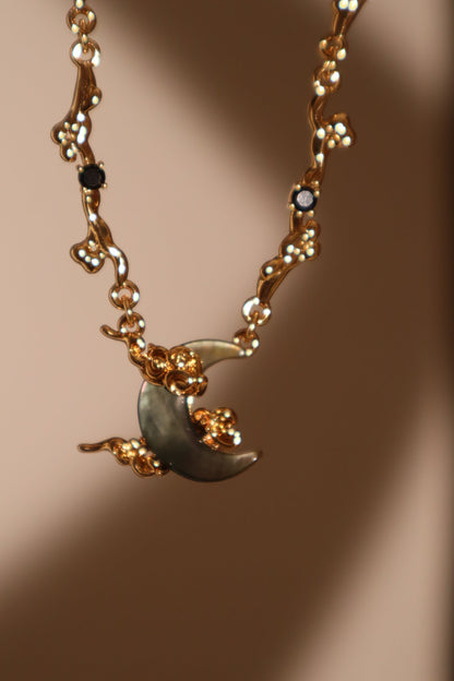 Collier lune en nacre noire, plaqué or 18 carats