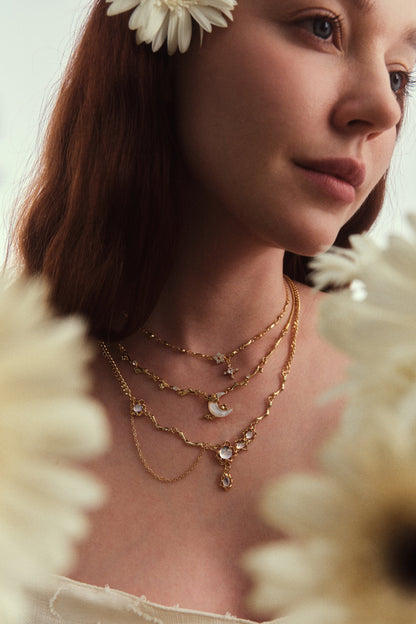 Collier lune en nacre et zircons, plaqué or 18 carats