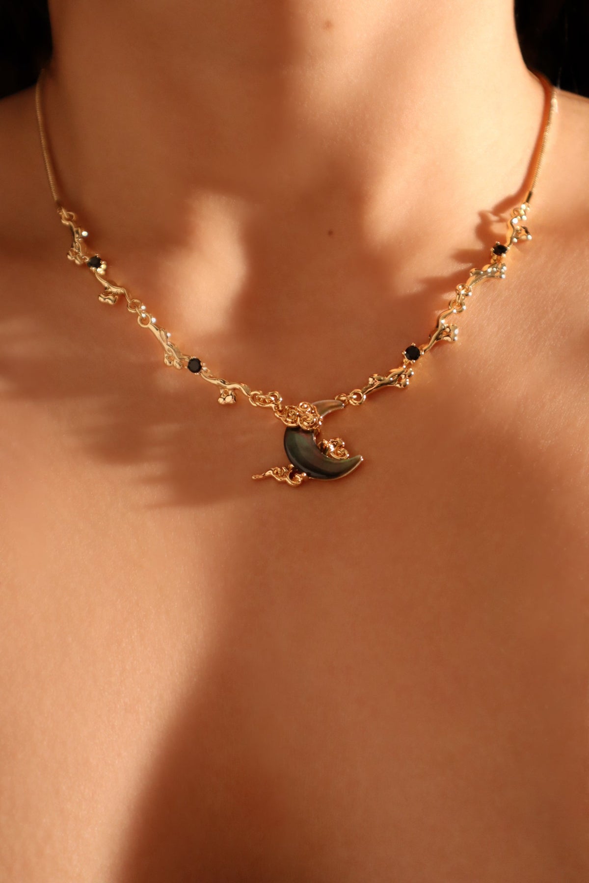 Collier lune en nacre noire, plaqué or 18 carats