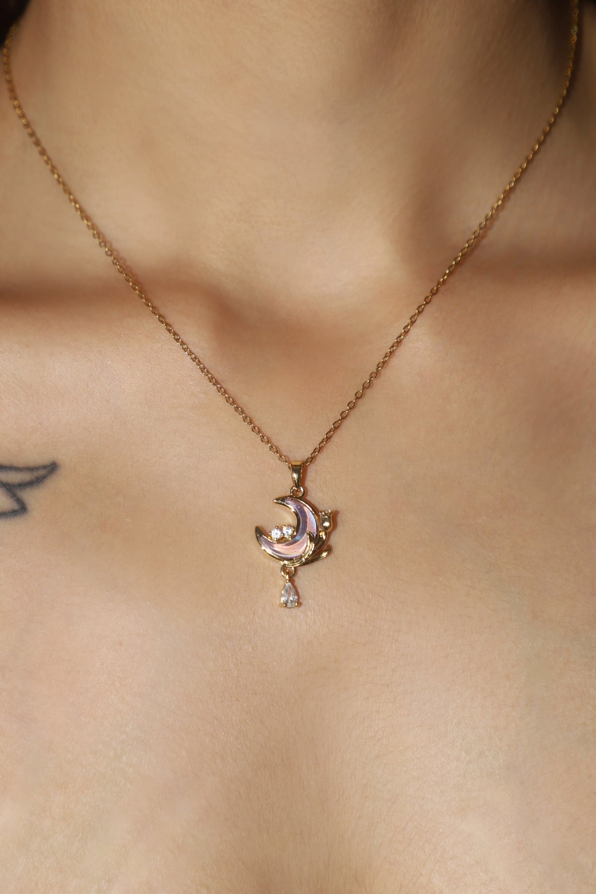 Collier lune et rose mauve, plaqué or 18 carats