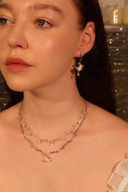 Collier lune en nacre et zircons, plaqué or 18 carats