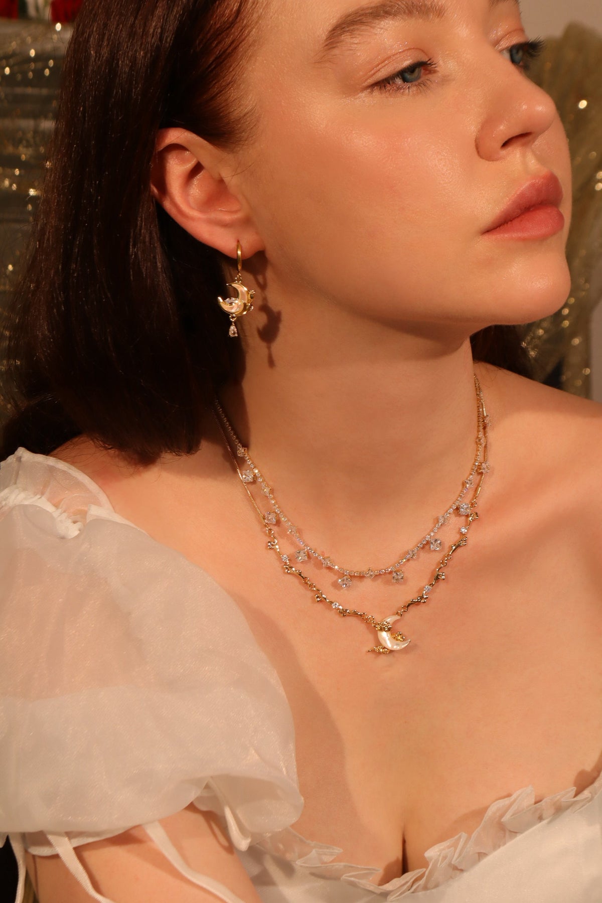 Collier lune en nacre et zircons, plaqué or 18 carats