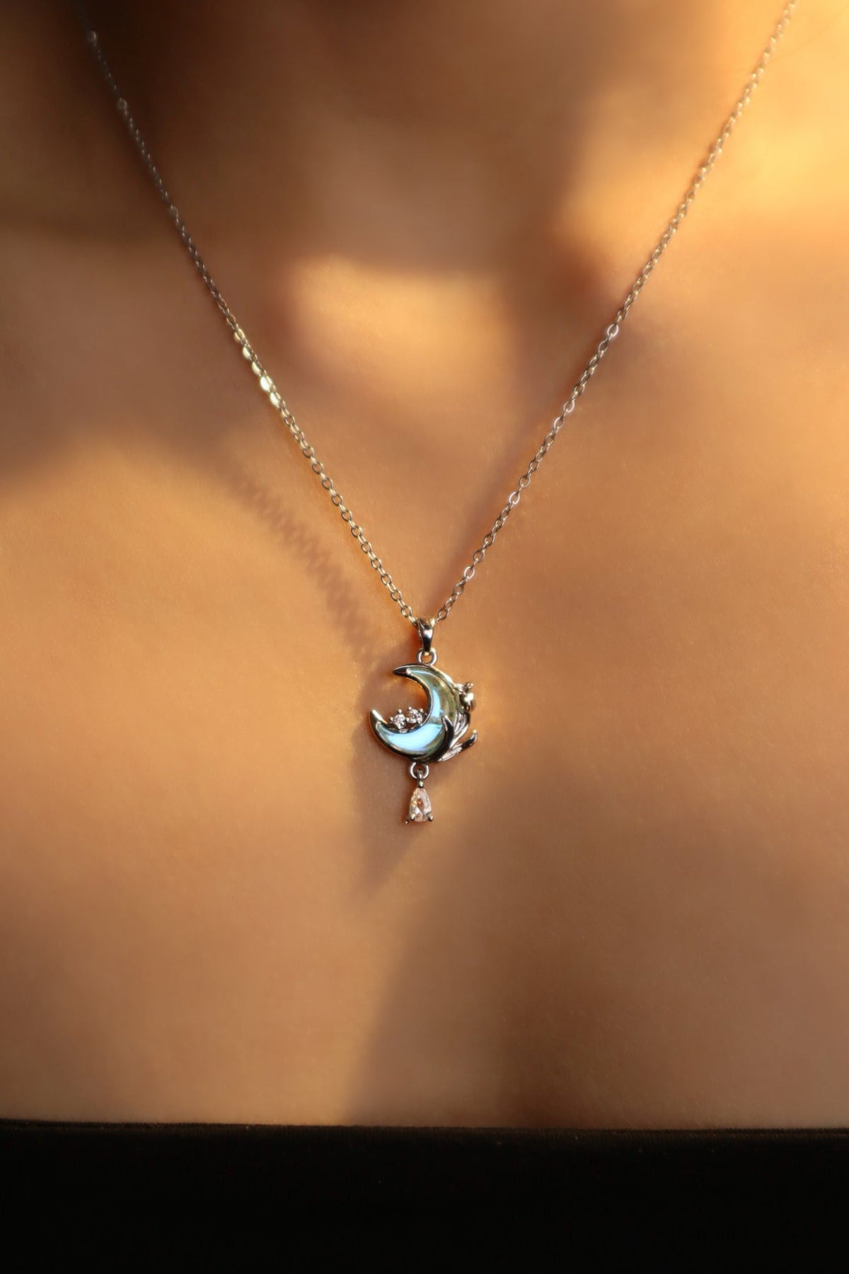 Collier lune et rose à pierre bleue