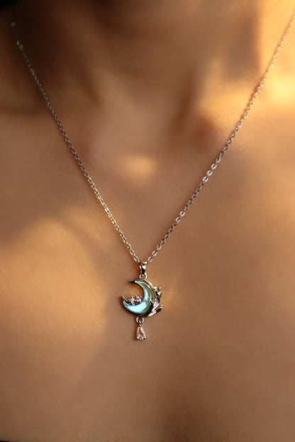 Collier lune et rose à pierre bleue
