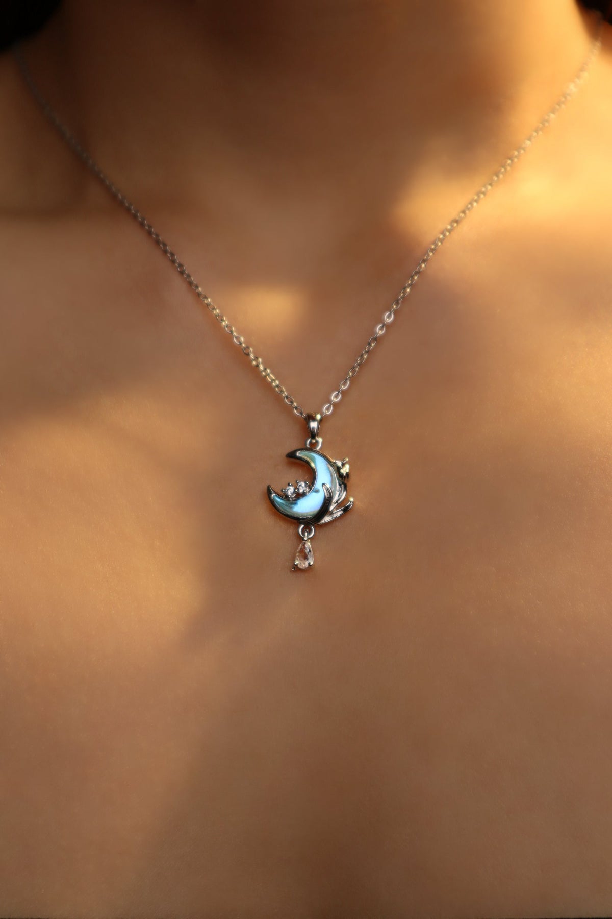 Collier lune et rose à pierre bleue