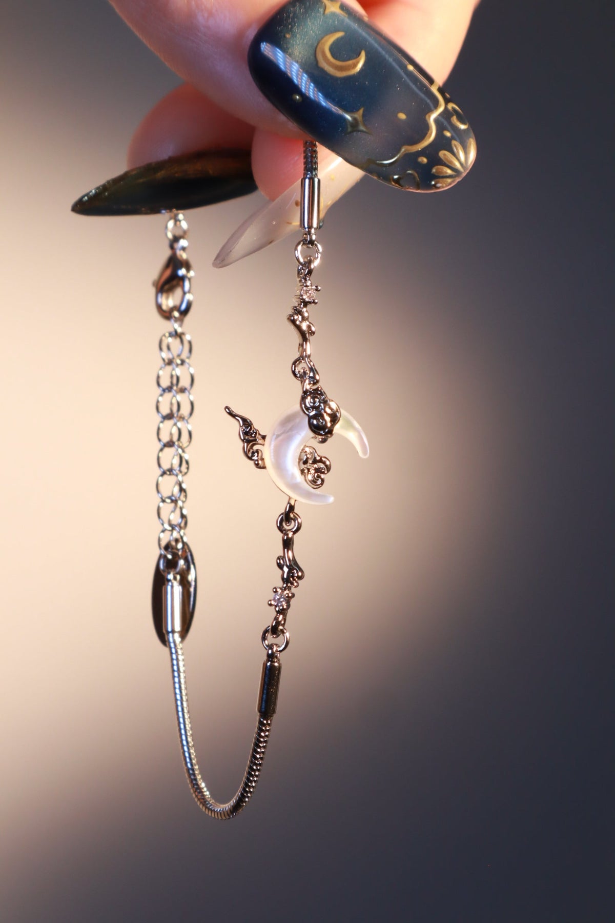 Bracelet lune en nacre naturelle, plaqué or blanc