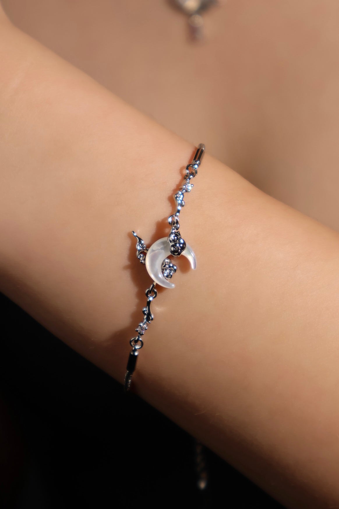 Bracelet lune en nacre naturelle, plaqué or blanc