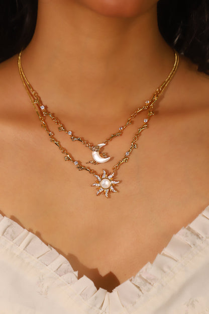 Collier lune en nacre et zircons, plaqué or 18 carats
