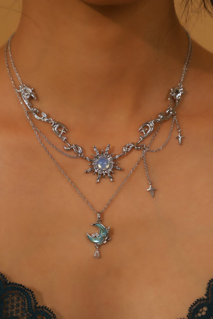 Collier lune et rose à pierre bleue