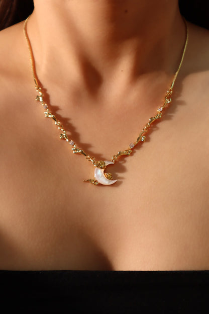 Collier lune en nacre et zircons, plaqué or 18 carats