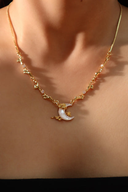 Collier lune en nacre et zircons, plaqué or 18 carats