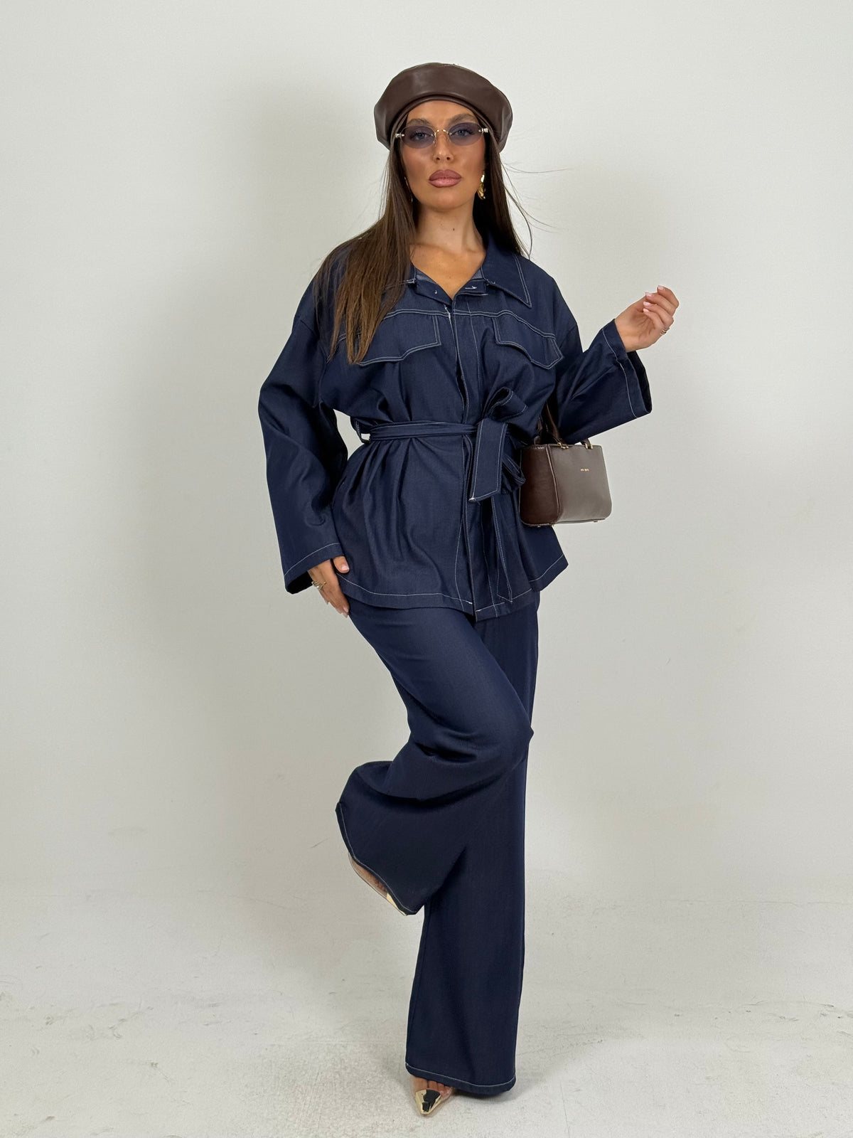 Ensemble en jean deux pièces : veste ceinturée et pantalon