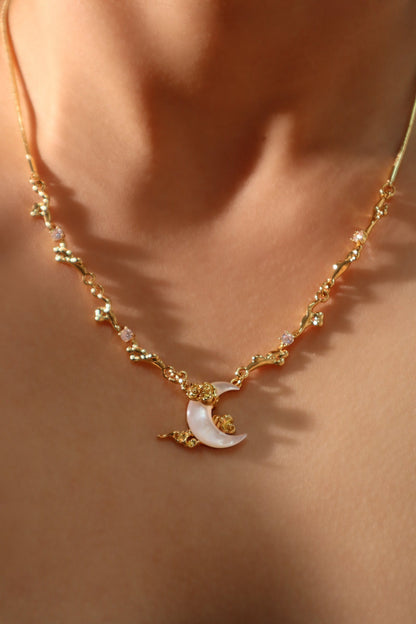 Collier lune en nacre et zircons, plaqué or 18 carats