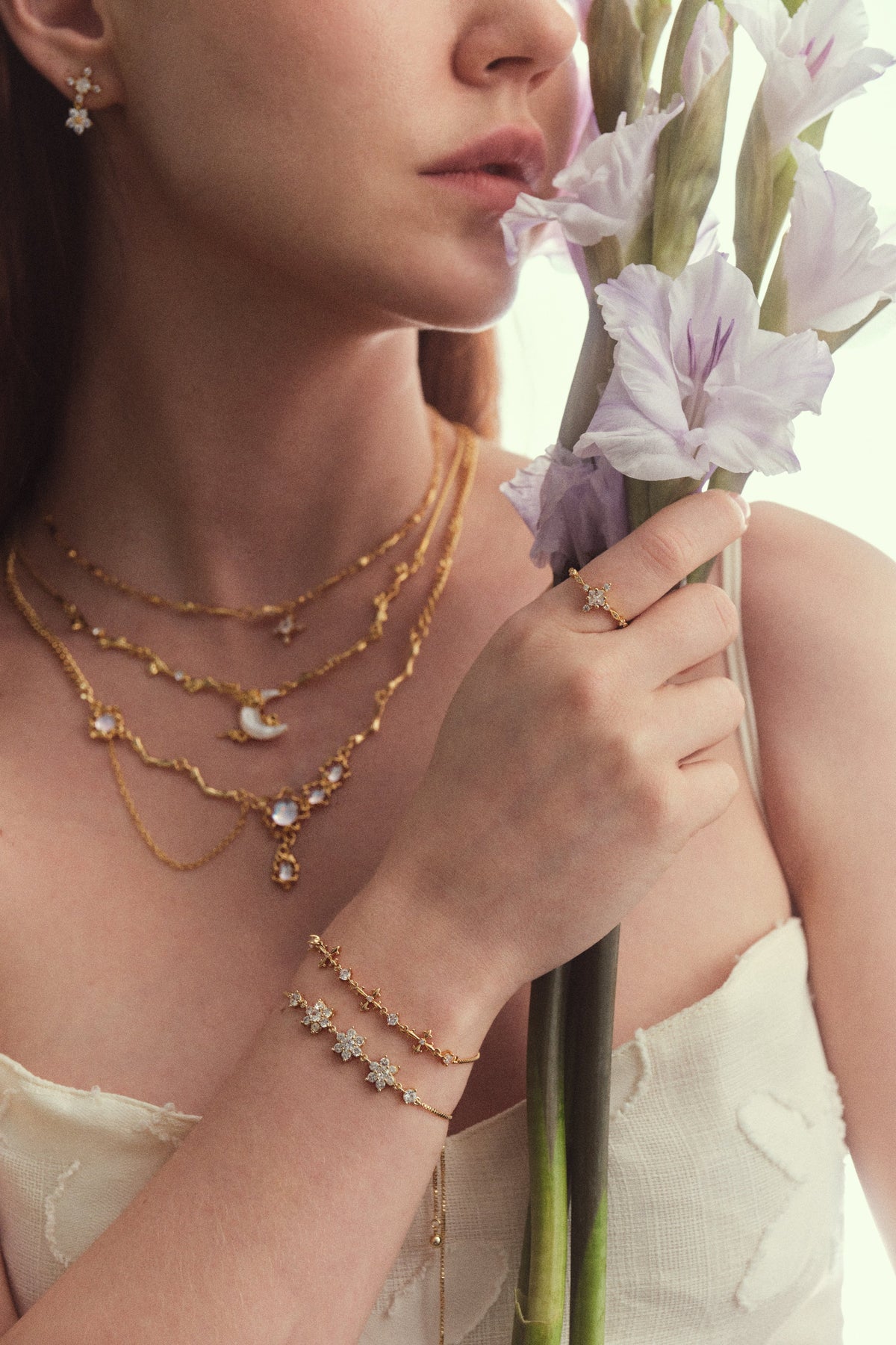 Collier lune en nacre et zircons, plaqué or 18 carats