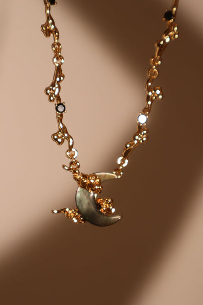 Collier lune en nacre noire, plaqué or 18 carats