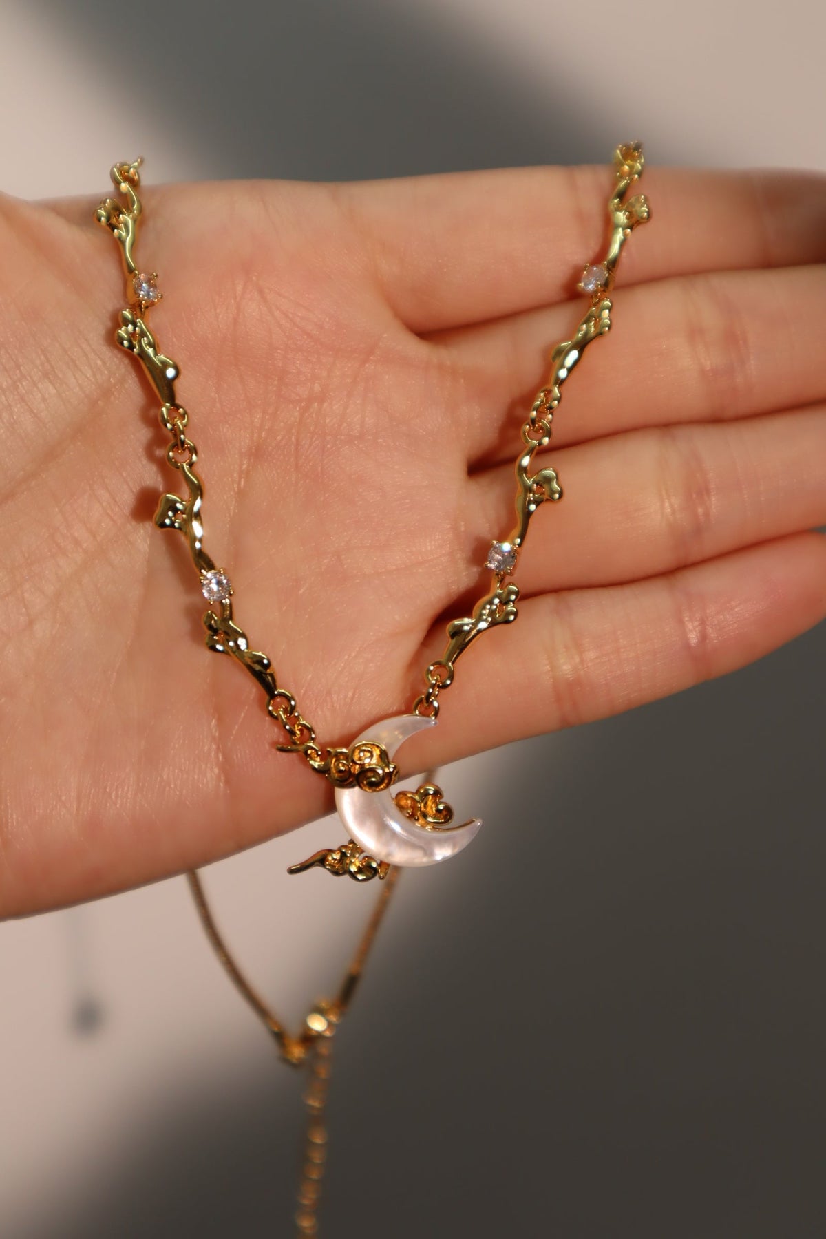 Collier lune en nacre et zircons, plaqué or 18 carats