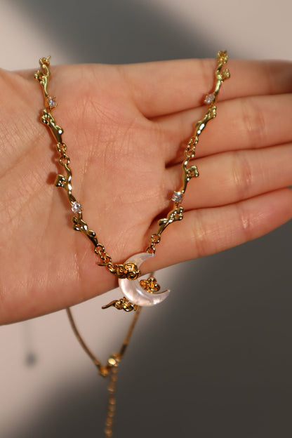 Collier lune en nacre et zircons, plaqué or 18 carats