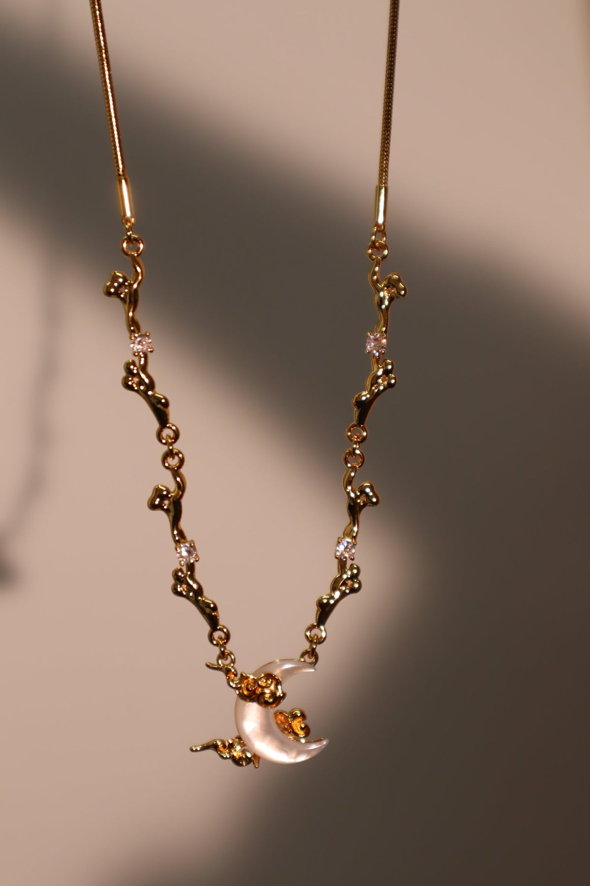Collier lune en nacre et zircons, plaqué or 18 carats