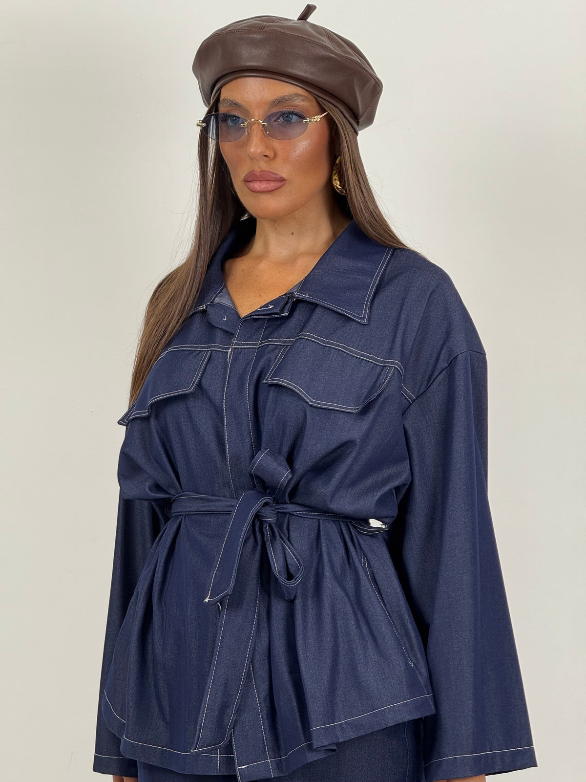 Ensemble en jean deux pièces : veste ceinturée et pantalon