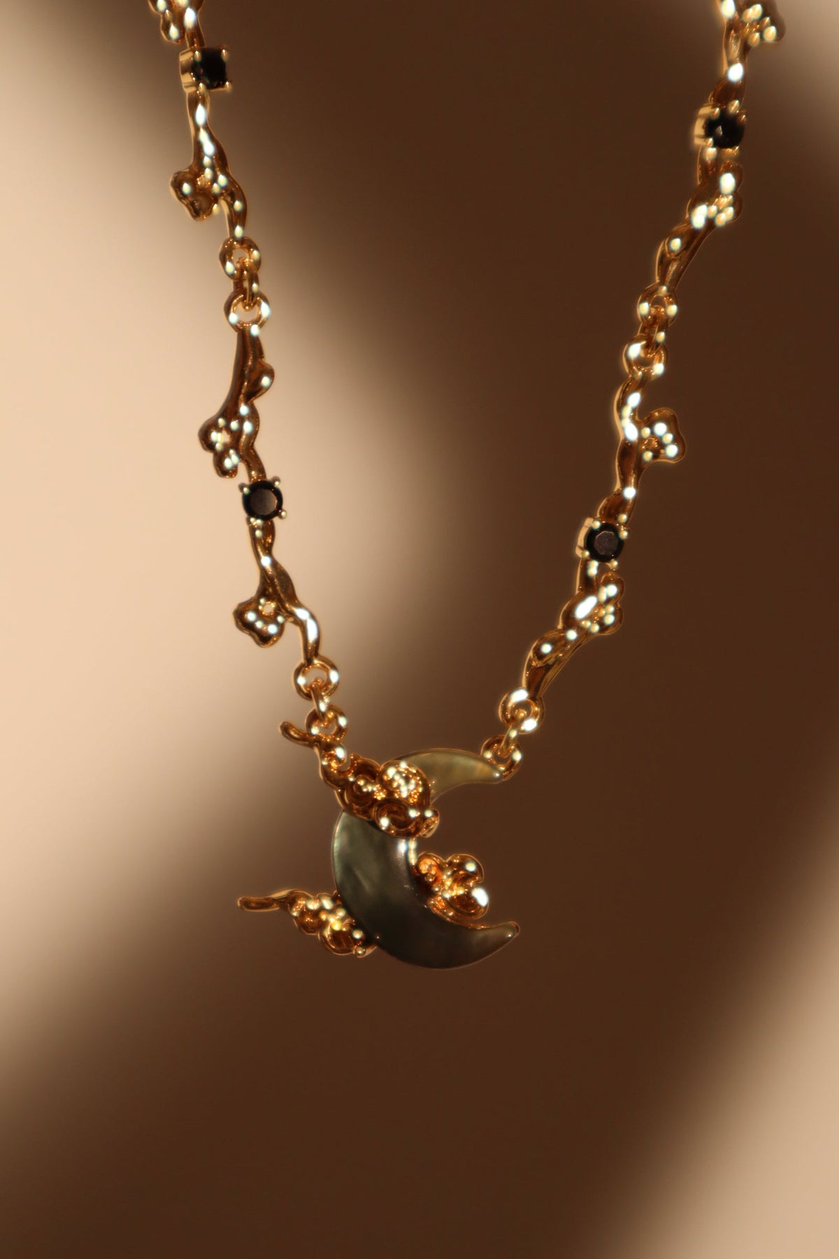 Collier lune en nacre noire, plaqué or 18 carats