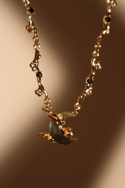 Collier lune en nacre noire, plaqué or 18 carats