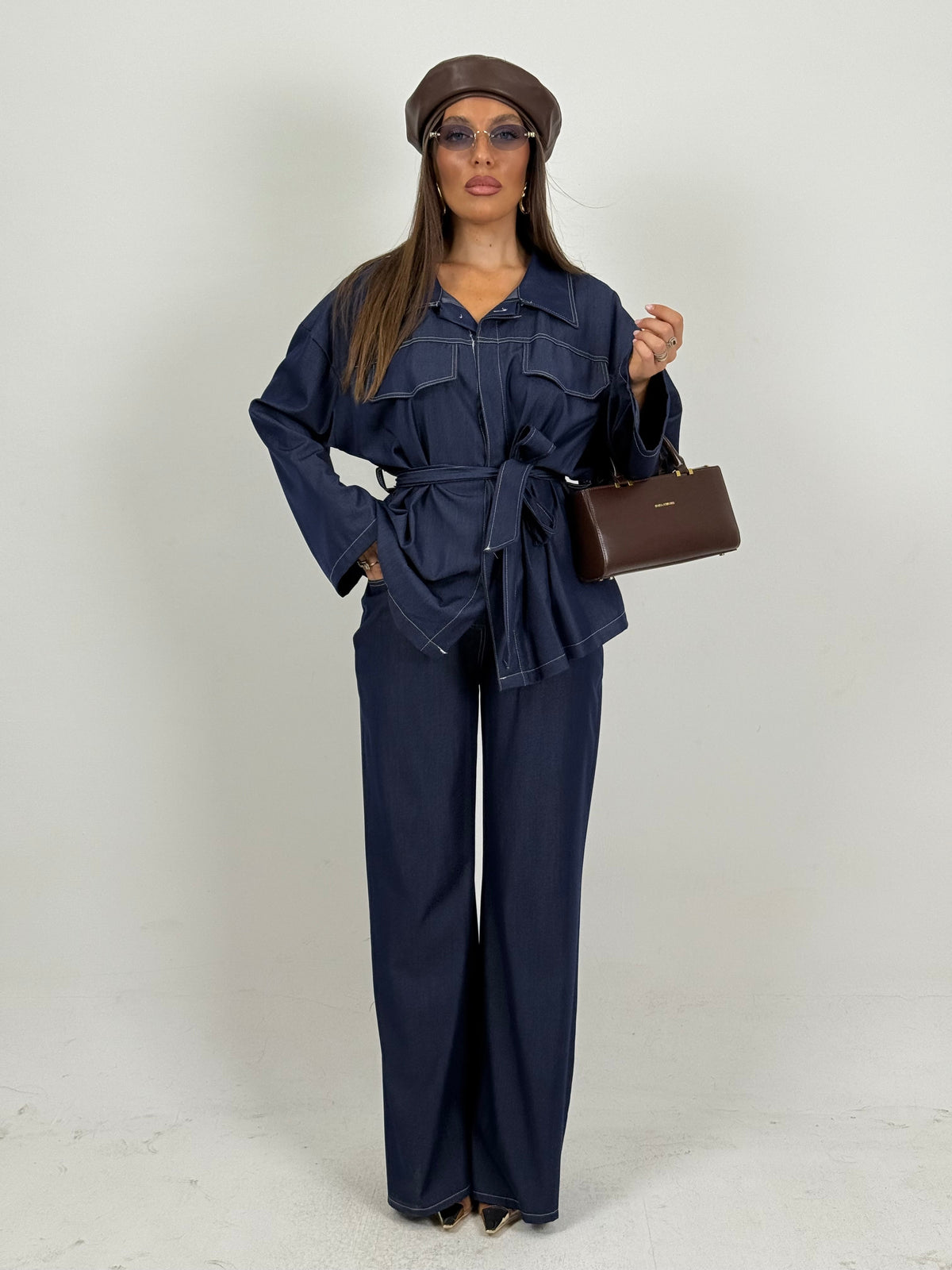 Ensemble en jean deux pièces : veste ceinturée et pantalon