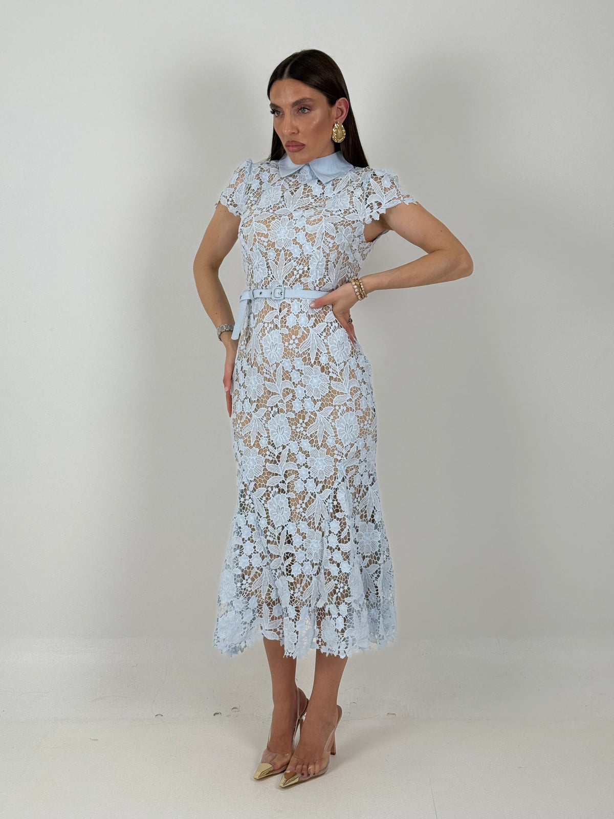 Ale | Robe mi-longue en dentelle à col chemise et ceinture – Collection Chic