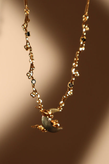 Collier lune en nacre noire, plaqué or 18 carats