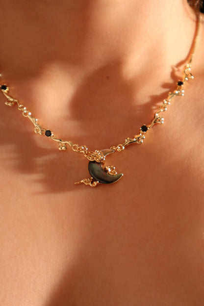 Collier lune en nacre noire, plaqué or 18 carats