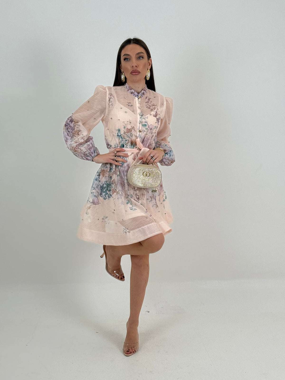 Robe Snowdrop | Rose poudré à fleurs lilas et bleu pastel, ornée de cristaux – Collection Chic