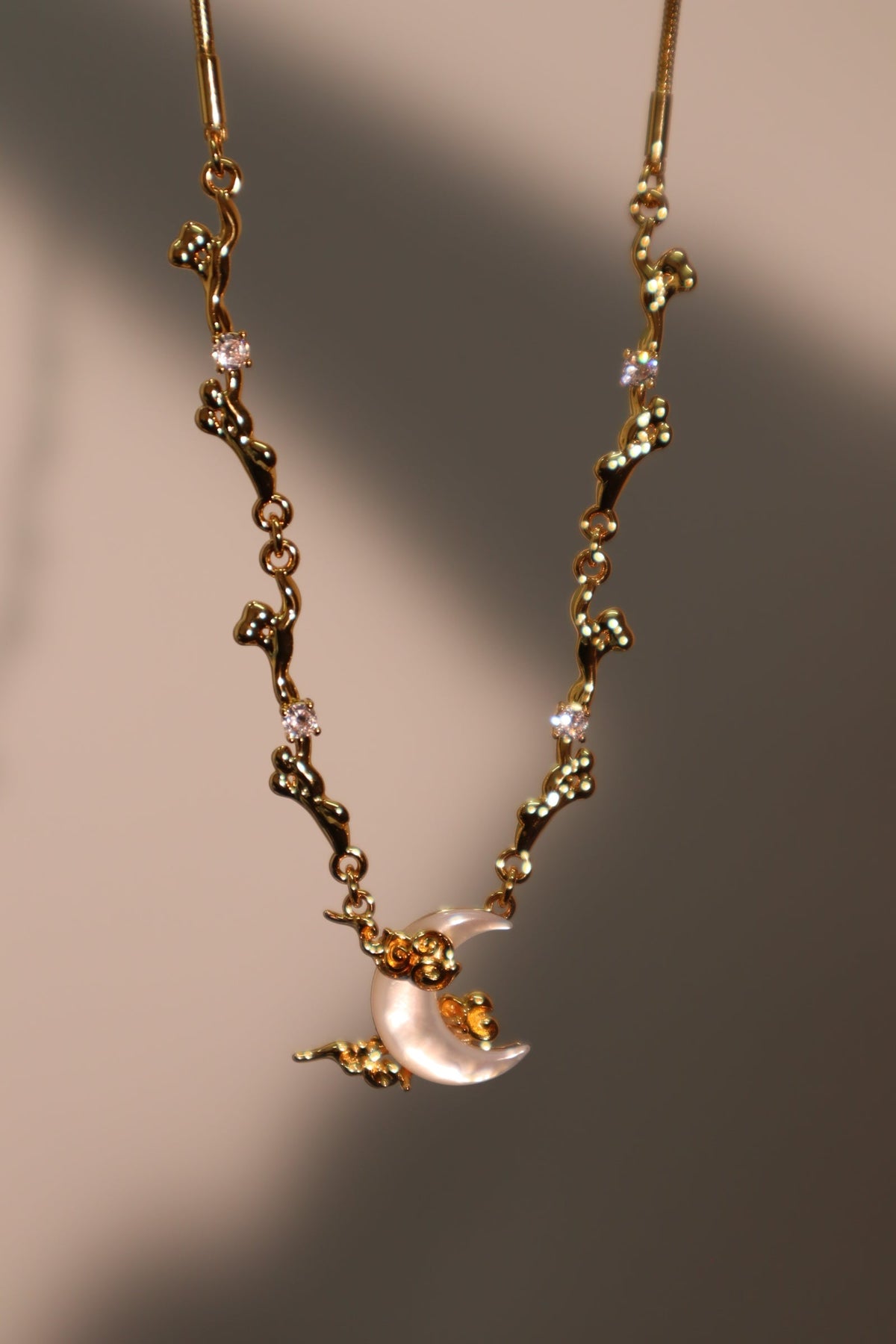 Collier lune en nacre et zircons, plaqué or 18 carats