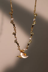 Collier lune en nacre et zircons, plaqué or 18 carats