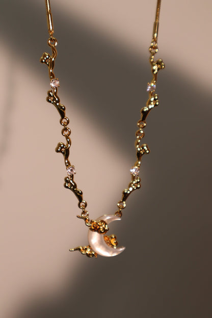 Collier lune en nacre et zircons, plaqué or 18 carats