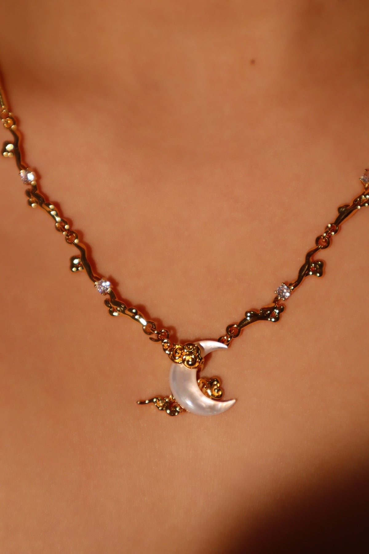 Collier lune en nacre et zircons, plaqué or 18 carats