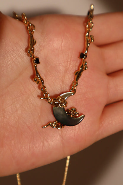 Collier lune en nacre noire, plaqué or 18 carats