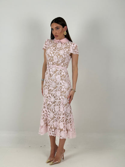 Ale | Robe mi-longue en dentelle à col chemise et ceinture – Collection Chic