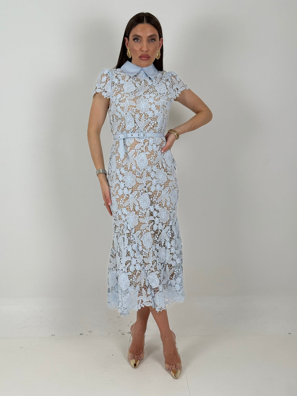 Ale | Robe mi-longue en dentelle à col chemise et ceinture – Collection Chic
