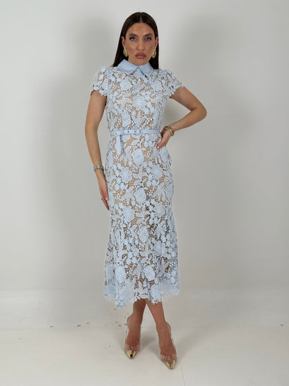 Ale | Robe mi-longue en dentelle à col chemise et ceinture – Collection Chic