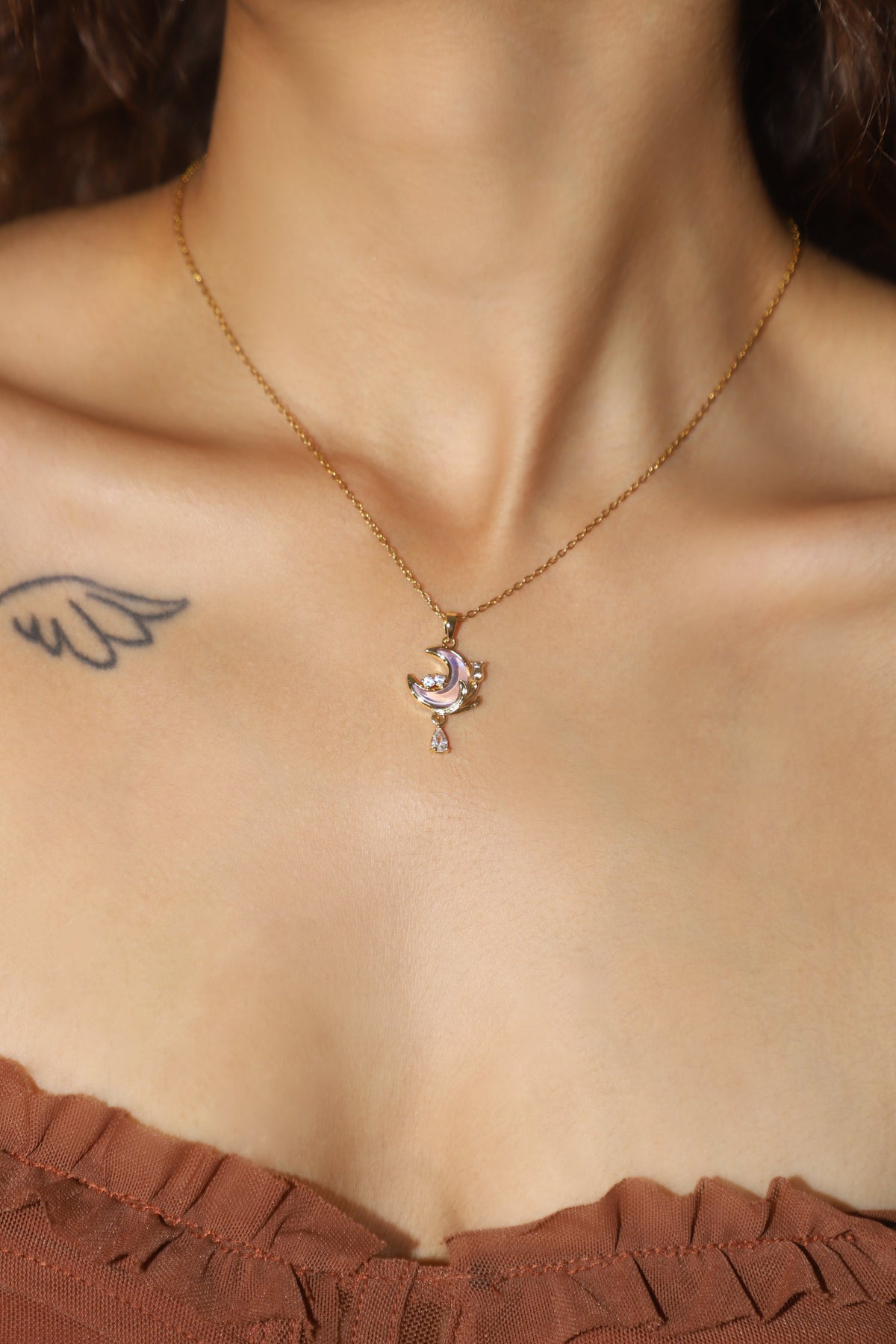 Collier lune et rose mauve, plaqué or 18 carats