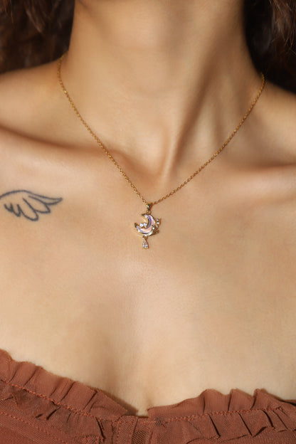Collier lune et rose mauve, plaqué or 18 carats