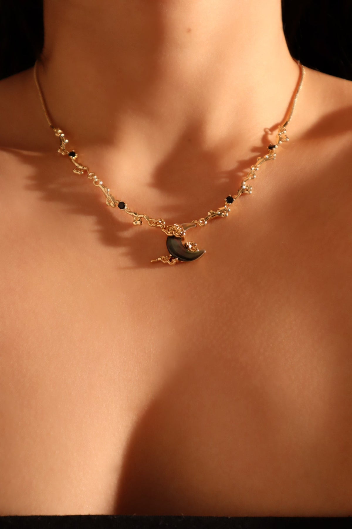 Collier lune en nacre noire, plaqué or 18 carats