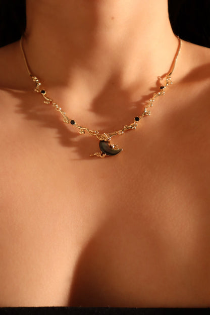 Collier lune en nacre noire, plaqué or 18 carats