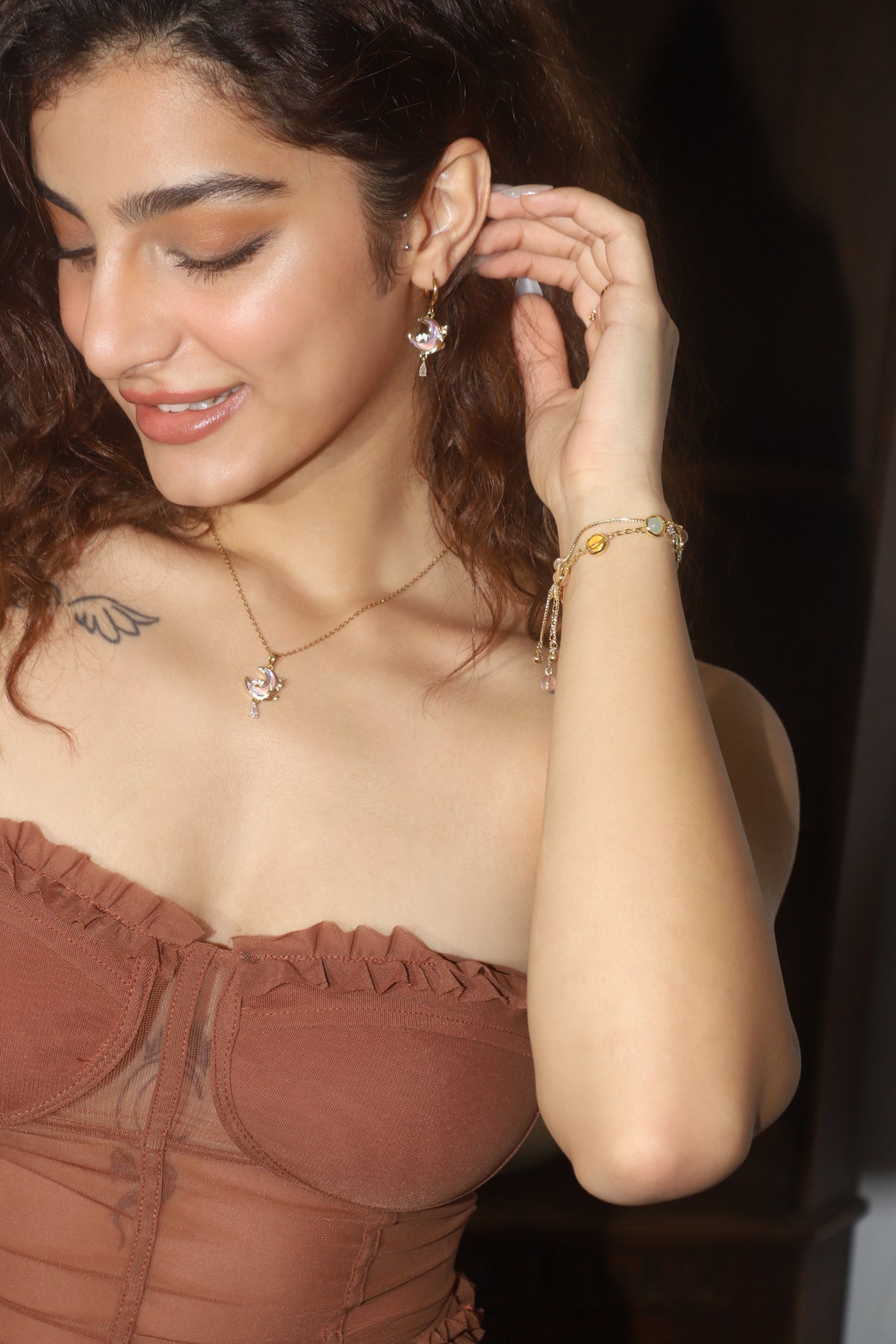 Collier lune et rose mauve, plaqué or 18 carats