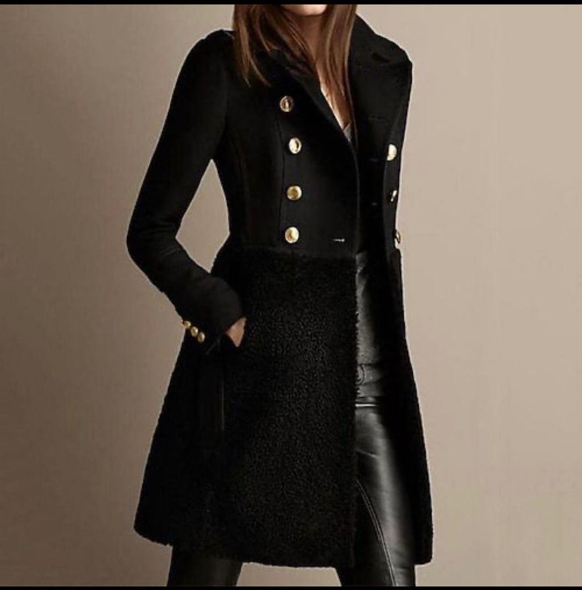 Manteau Vittoria ceinturé à bordure en fausse fourrure